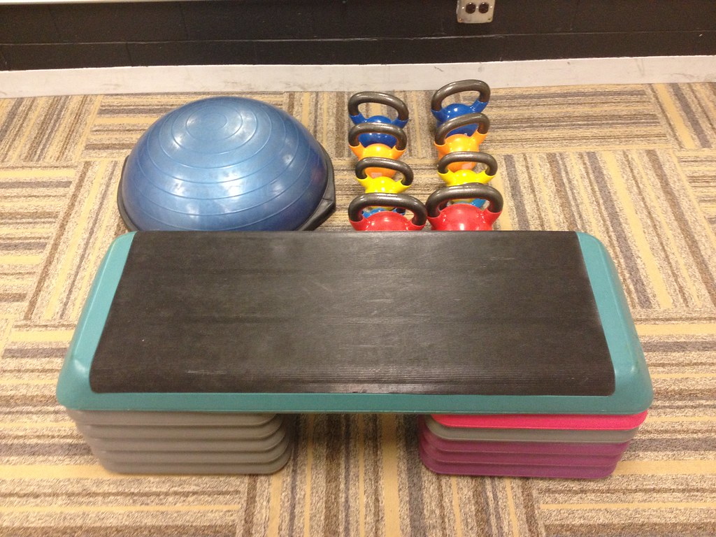 Rack de musculation et tapis de course exposés dans le showroom Clothéa à Bordeaux